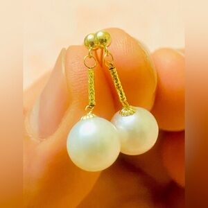 18 K  Gold and White Pearl Earrings